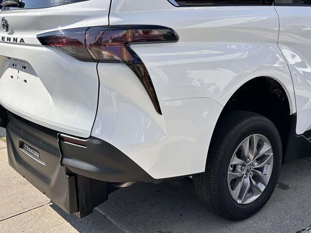 2026 Toyota Sienna LE 8-Passenger — photo 1 of 1