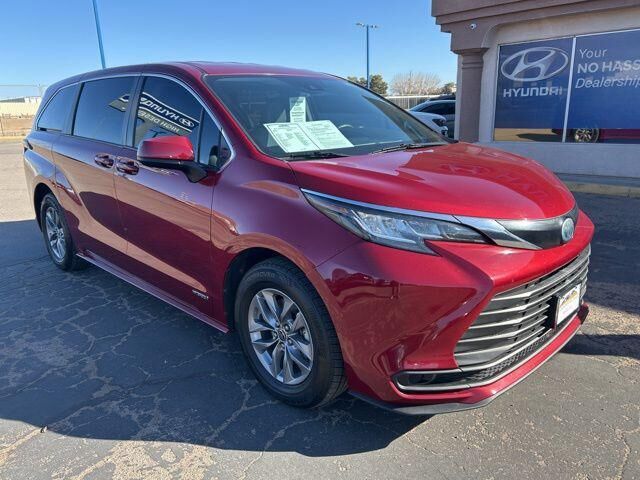 2021 Toyota Sienna LE 8-Passenger — photo 1 of 13