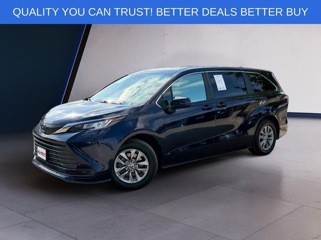 2022 Toyota Sienna LE 8-Passenger — photo 1 of 13