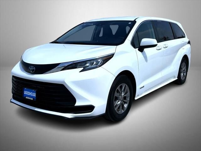 2021 Toyota Sienna LE 8-Passenger — photo 1 of 15