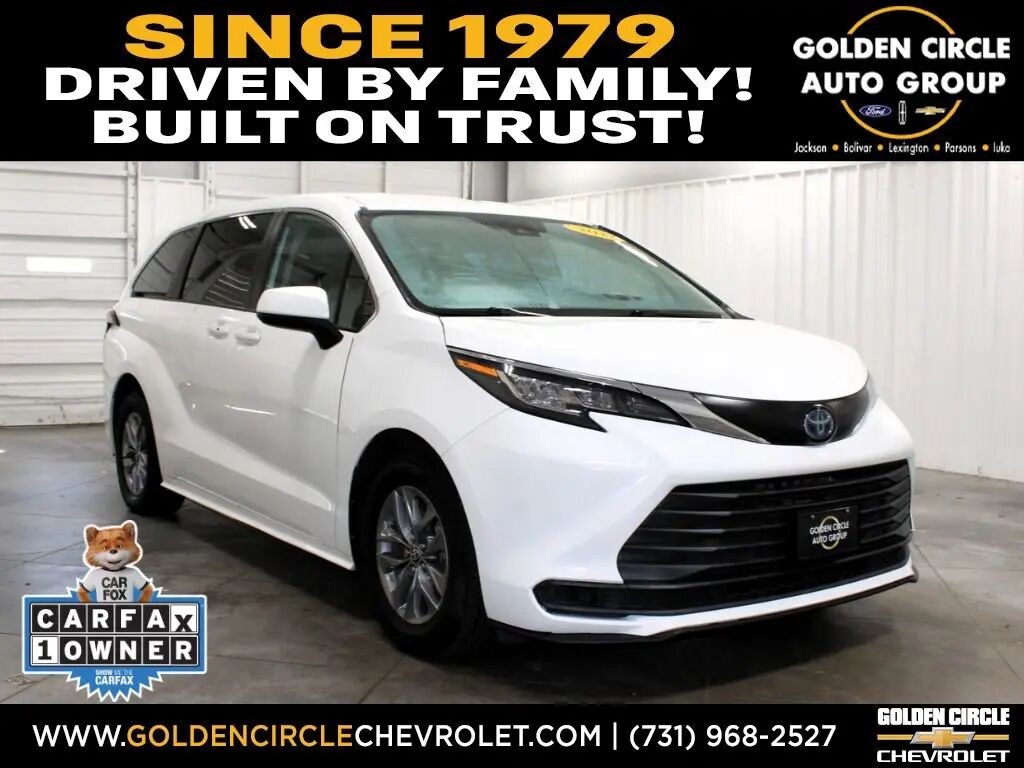 2022 Toyota Sienna LE 8-Passenger — photo 1 of 10