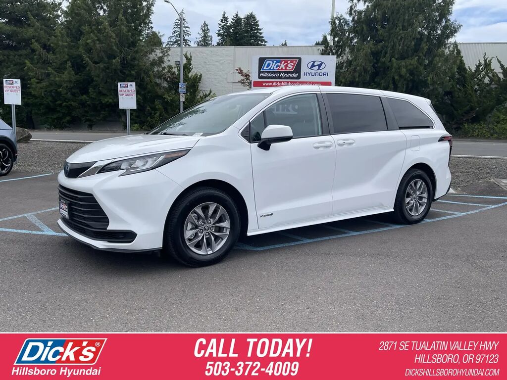 2021 Toyota Sienna LE 8-Passenger — photo 1 of 13