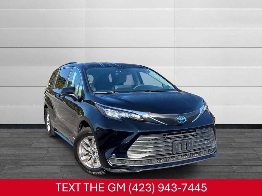 2021 Toyota Sienna LE 8-Passenger — photo 1 of 13