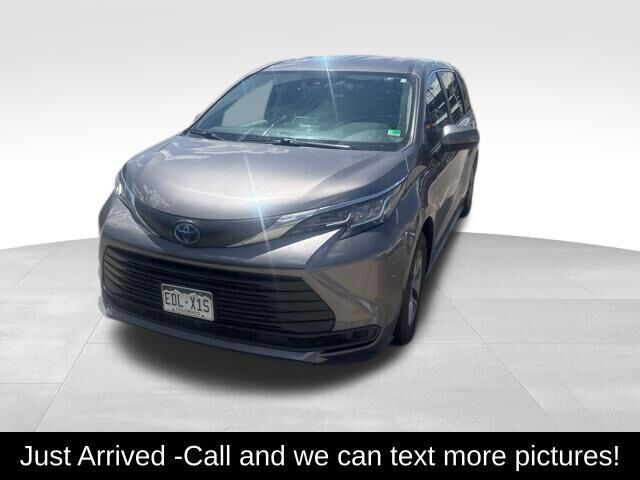 2022 Toyota Sienna LE 8-Passenger