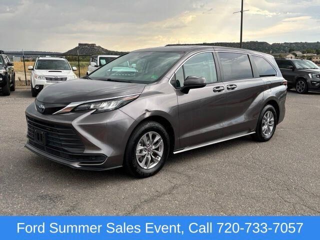 2022 Toyota Sienna LE 8-Passenger — photo 1 of 26