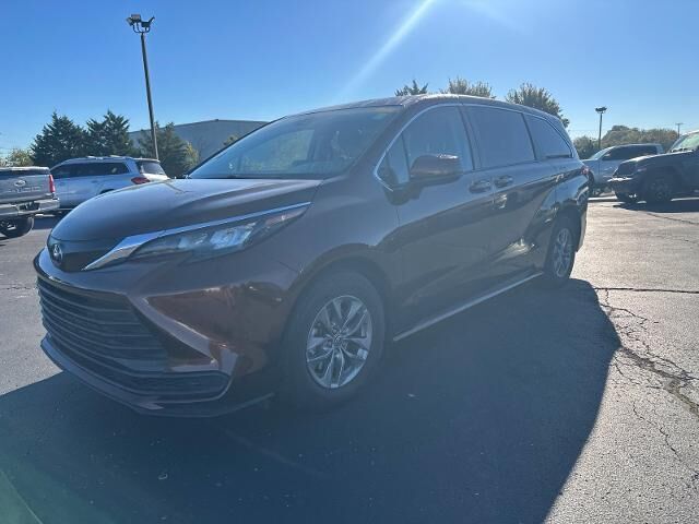 2024 Toyota Sienna LE 8-Passenger
