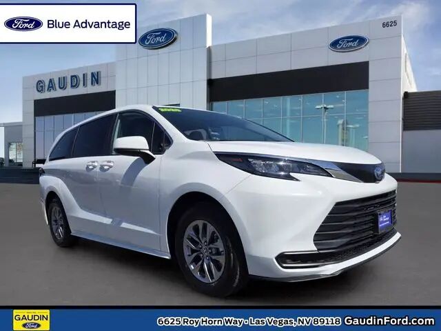 2025 Toyota Sienna LE 8-Passenger — photo 1 of 30