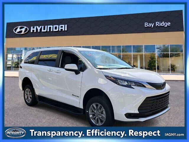 2026 Toyota Sienna LE 8-Passenger
