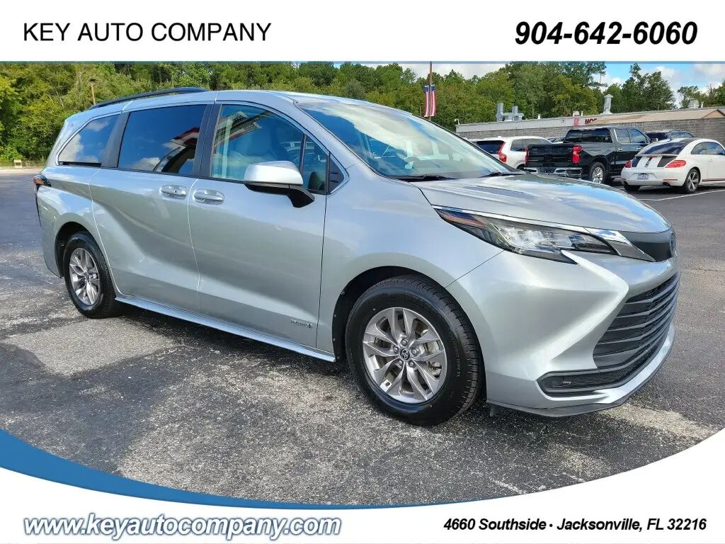 2021 Toyota Sienna LE 8-Passenger — photo 1 of 13