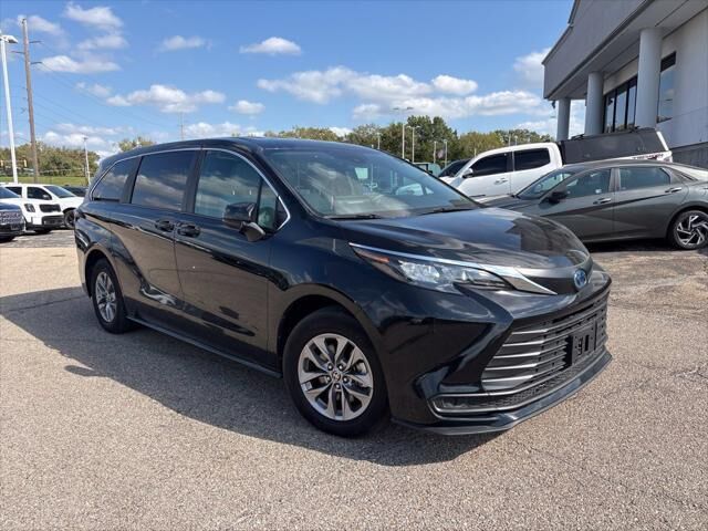 2025 Toyota Sienna LE 8-Passenger