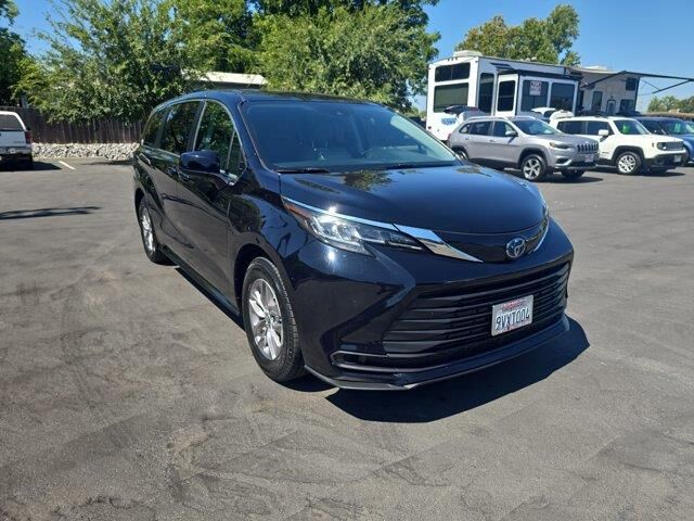 2022 Toyota Sienna LE 8-Passenger