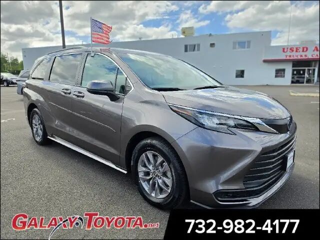 2024 Toyota Sienna LE 8-Passenger — photo 1 of 13
