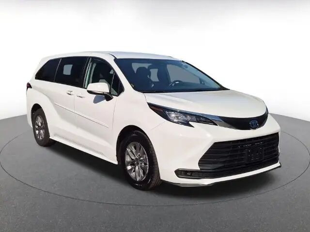 2023 Toyota Sienna LE 8-Passenger