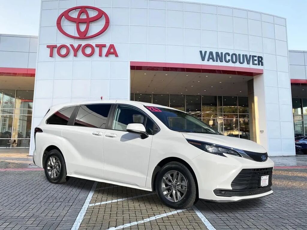 2024 Toyota Sienna LE 8-Passenger — photo 1 of 13