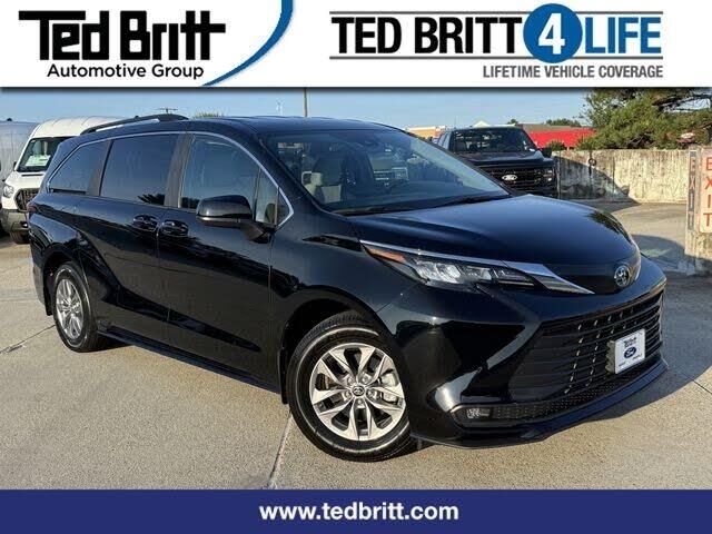 2025 Toyota Sienna LE 8-Passenger — photo 1 of 14