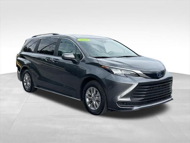 2025 Toyota Sienna LE 8-Passenger