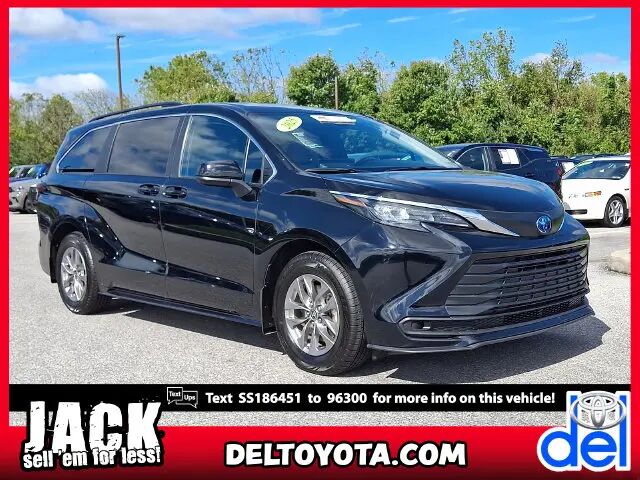 2025 Toyota Sienna LE 8-Passenger