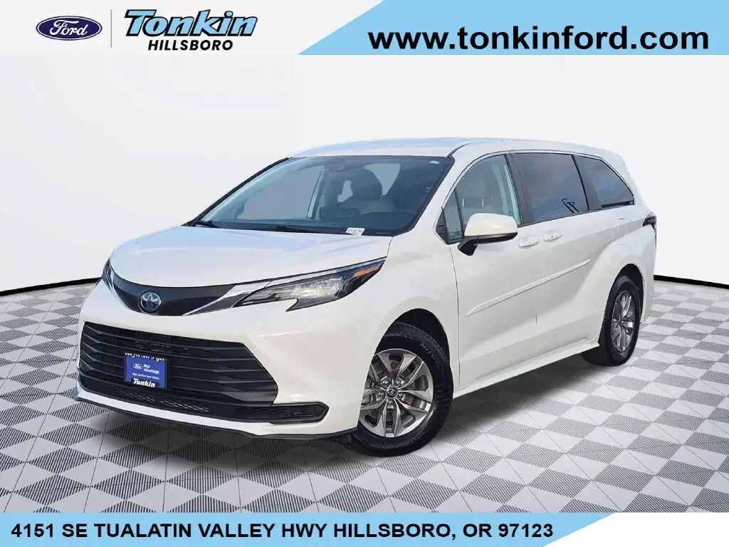2024 Toyota Sienna LE 8-Passenger — photo 1 of 13