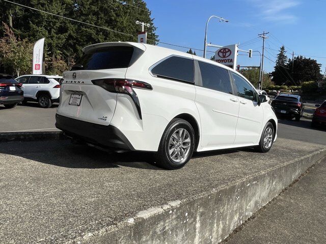 2024 Toyota Sienna LE