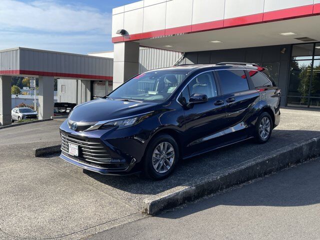 2024 Toyota Sienna LE