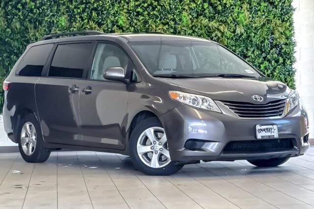 2017 Toyota Sienna LE 7-Passenger Auto Access Seat