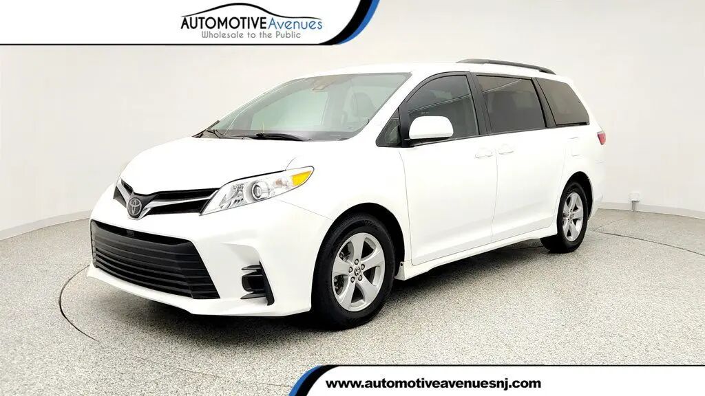 2020 Toyota Sienna LE 7-Passenger Auto Access Seat — photo 1 of 13