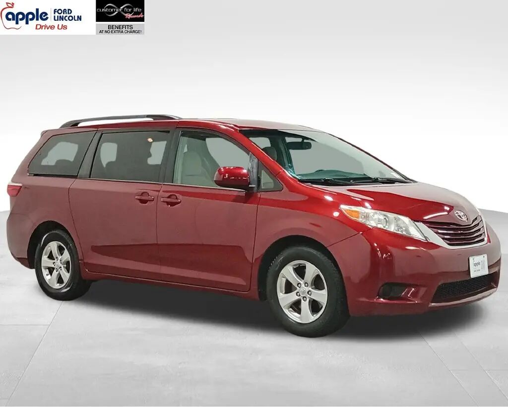 2017 Toyota Sienna LE 7-Passenger Auto Access Seat — photo 1 of 13