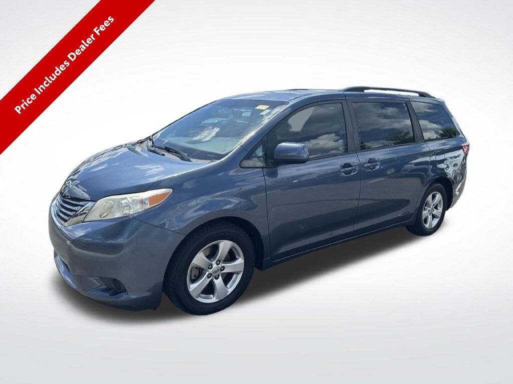2017 Toyota Sienna LE — photo 1 of 13