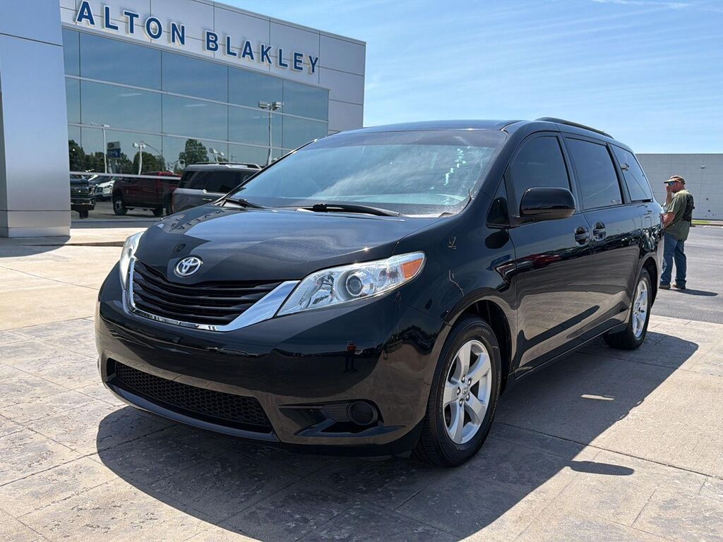 2017 Toyota Sienna LE 7-Passenger Auto Access Seat — photo 1 of 1