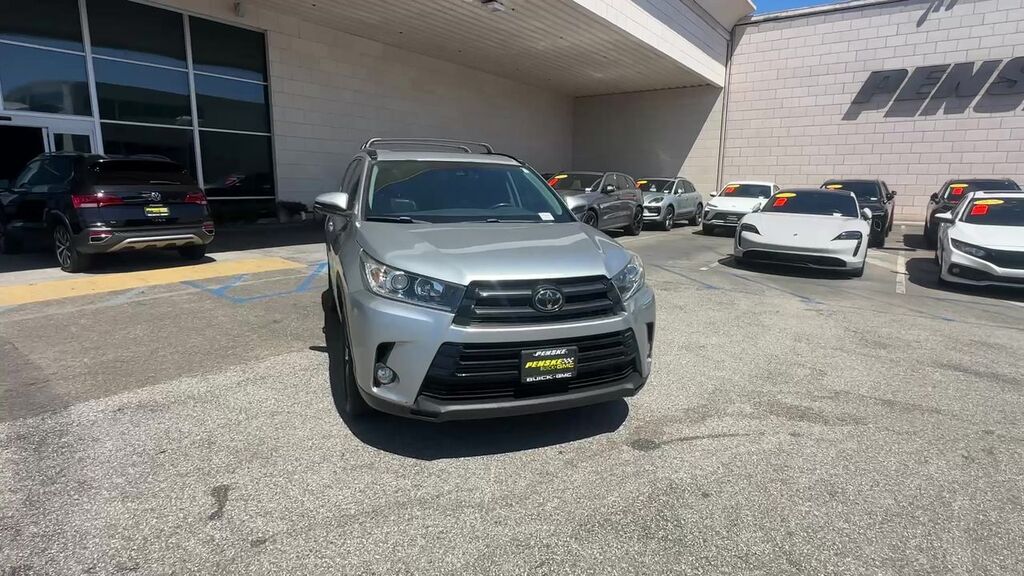 2018 Toyota Highlander SE — photo 1 of 7