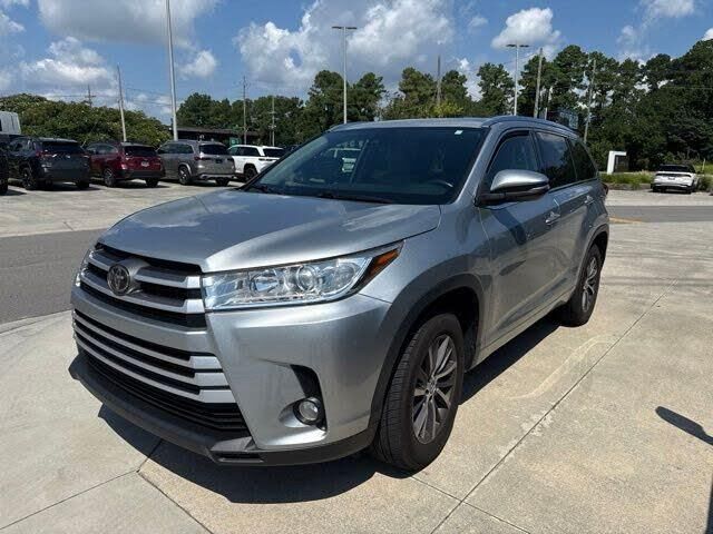 2018 Toyota Highlander SE — photo 1 of 1