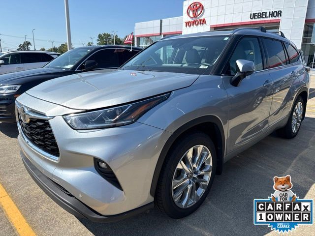 2025 Toyota Highlander Limited — photo 1 of 13