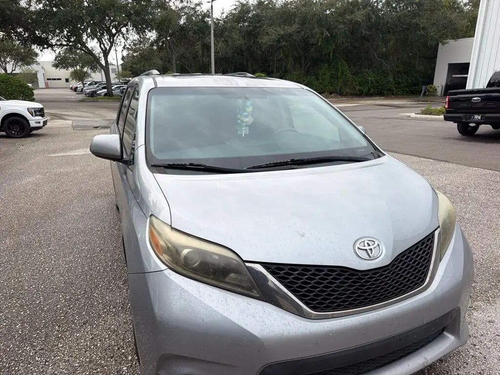 2016 Toyota Sienna SE 8-Passenger — photo 1 of 5