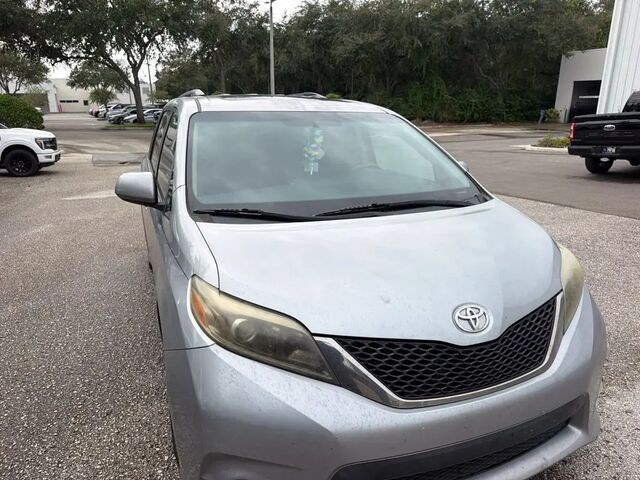 2016 Toyota Sienna SE 8-Passenger