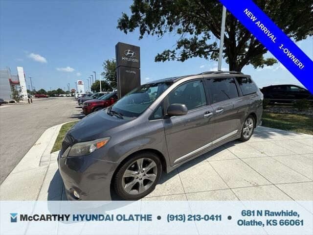 2014 Toyota Sienna SE 8-Passenger — photo 1 of 18