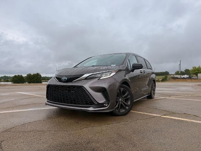 2022 Toyota Sienna XSE 7-Passenger — photo 1 of 13
