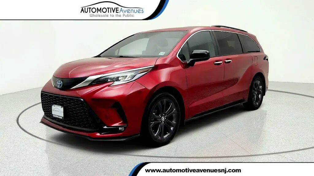 2023 Toyota Sienna XSE 7-Passenger — photo 1 of 13