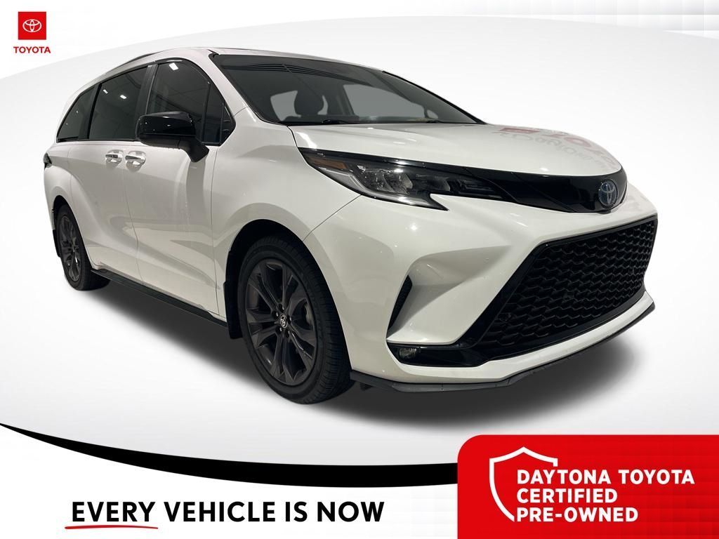 2025 Toyota Sienna XSE — photo 1 of 10