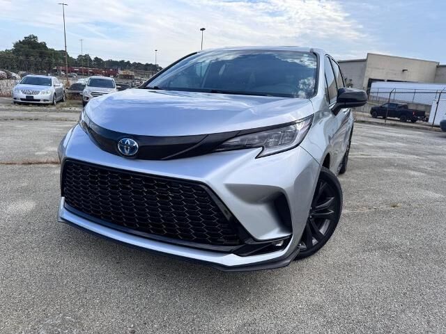 2025 Toyota Sienna XSE 7-Passenger — photo 1 of 13