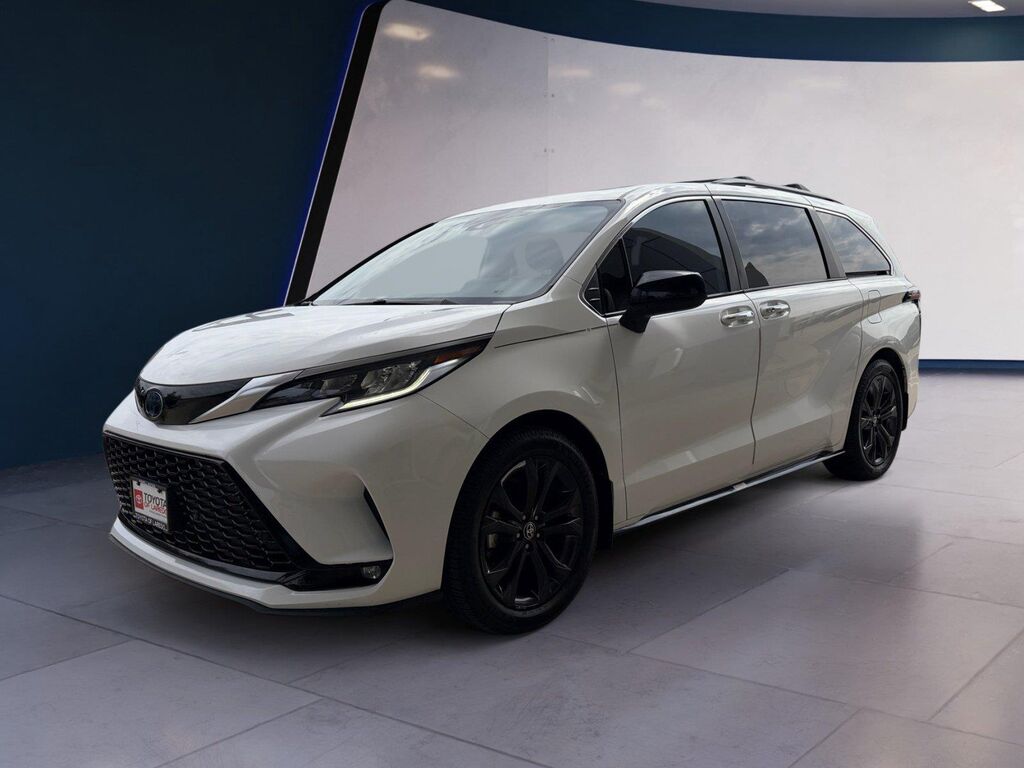 2022 Toyota Sienna XSE 7-Passenger — photo 1 of 13
