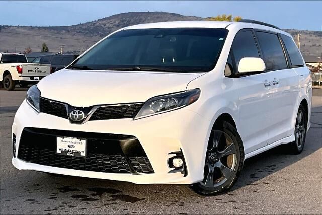 2018 Toyota Sienna SE 8-Passenger
