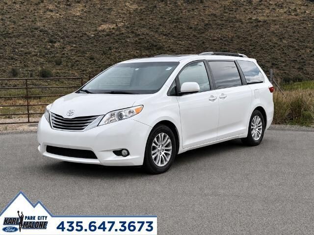 2015 Toyota Sienna XLE 7-Passenger Auto Access Seat — photo 1 of 26