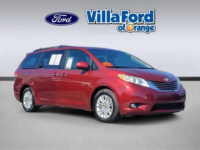 2014 Toyota Sienna XLE 7-Passenger Auto Access Seat