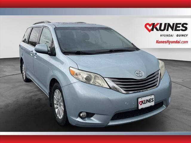 2015 Toyota Sienna XLE 7-Passenger Auto Access Seat