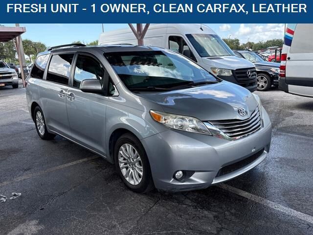 2015 Toyota Sienna XLE 7-Passenger Auto Access Seat