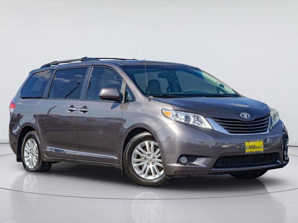 2013 Toyota Sienna XLE 7-Passenger Auto Access Seat — photo 1 of 2