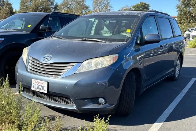2014 Toyota Sienna XLE 7-Passenger Auto Access Seat
