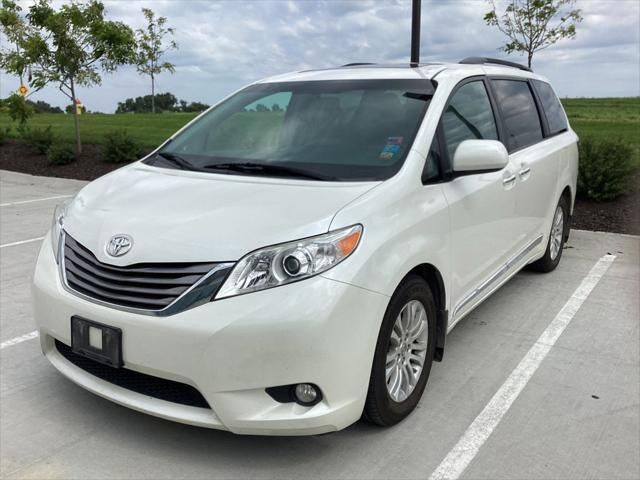 2015 Toyota Sienna XLE 7-Passenger Auto Access Seat