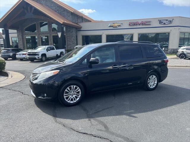 2016 Toyota Sienna XLE 7-Passenger Auto Access Seat — photo 1 of 13
