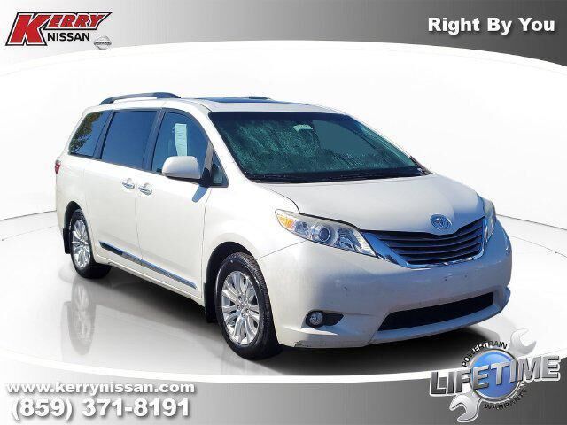 2015 Toyota Sienna XLE 7-Passenger Auto Access Seat — photo 1 of 13